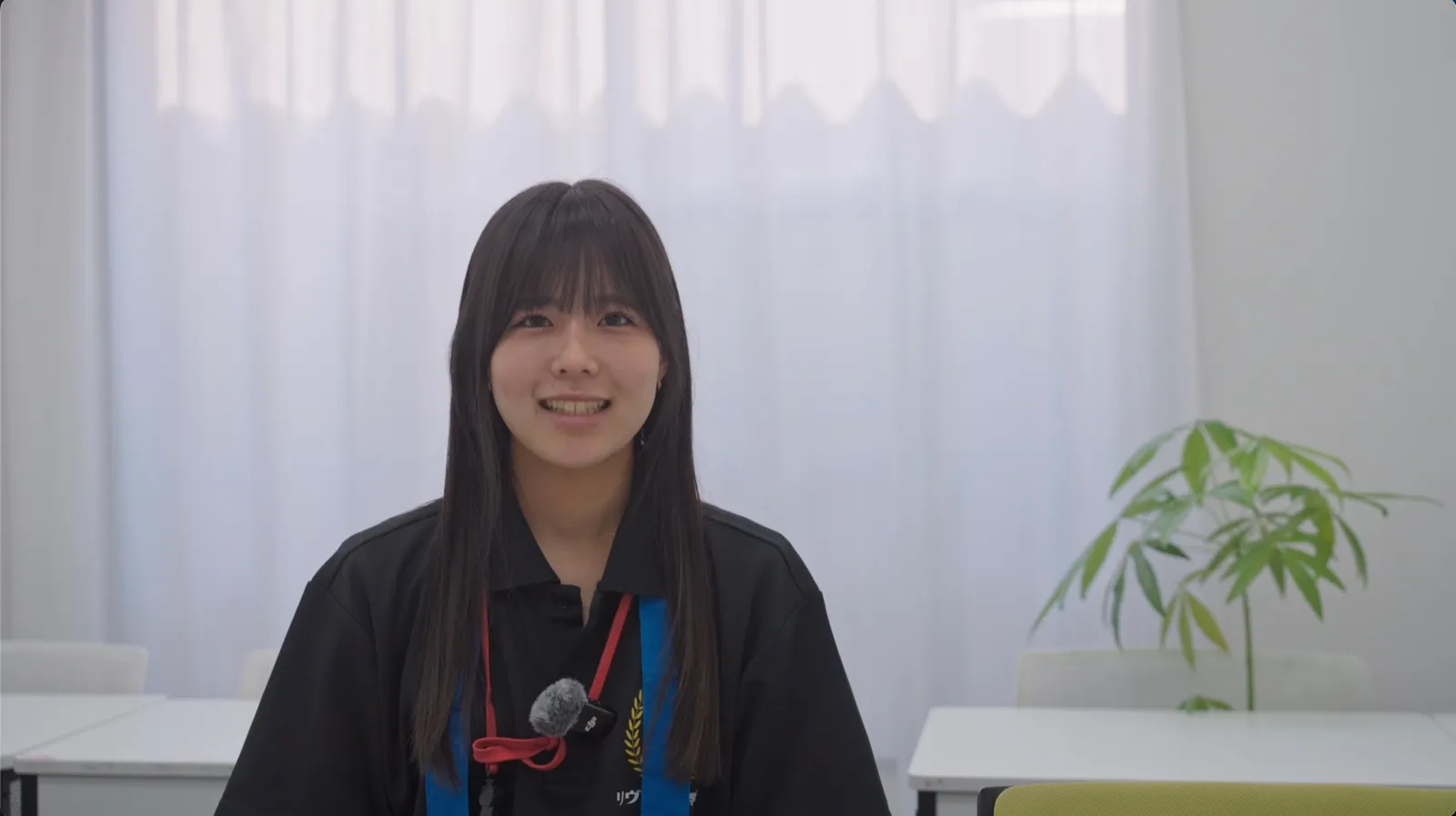 教室で笑顔を見せるリヴェット学院の講師